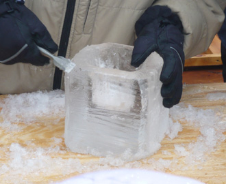氷のグラス作り体験（参加無料）