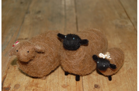 茶色と黒色の羊のマスコット人形作り